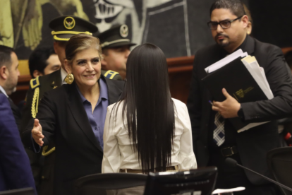 Mónica Palencia en su llegada al pleno de la Asamblea Nacional.
