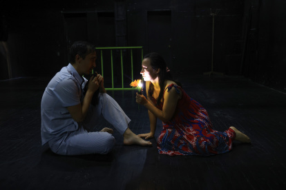 En La culpa no es de los pájaros, un hombre y una mujer se enfrentan a una extraña maldición familiar.