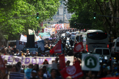Trabajadores de la salud argentinos participan en una marcha rumbo a la Casa Rosada (sede del Ejecutivo) este martes, en Buenos Aire (Argentina).