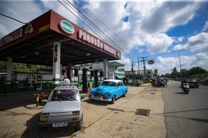 Conductores abastecen sus vehículos en una gasolinera este martes. La compañía estatal Unión Eléctrica (UNE) de Cuba informó este martes que ya logró completar la reconexión de todo el país al Sistema Eléctrico Nacional (SEN.
