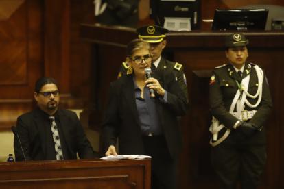 Mónica Palencia termina su interpretación en el pleno de la Asamblea.