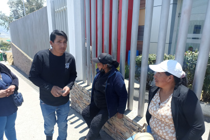 Píllaro. Los familiares esperan fuera del centro forense