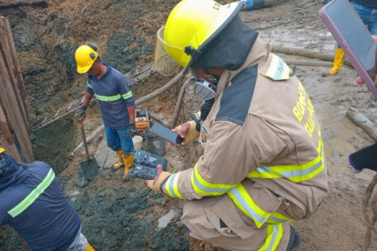 Afectación. Personal técnico de la concesionaria Interagua mientras reparaban la fuga en Mi Lote.