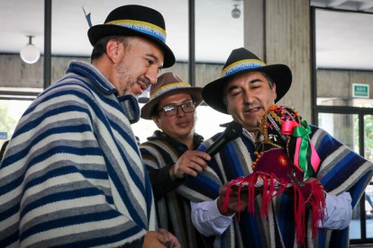 Pabel Muñoz recibió el poncho y otros obsequios de manos del alcalde de Latacunga.
