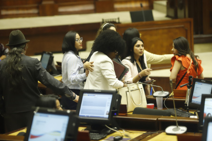 Paola Cabezas, asambleísta del correísmo, al final de la sesión del Pleno