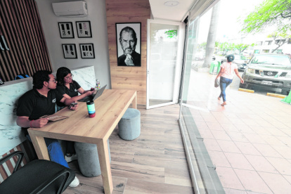 Cortes. Una pequeña empresa abre sus puertas para aprovechar la luz del día, ante los apagones.