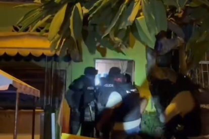 Agentes policiales durante las intervenciones.