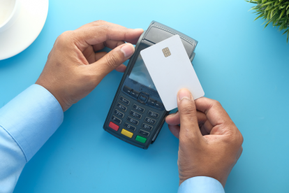 Aprende cómo evitar fraudes y mantener tu información financiera segura con medidas simples y efectivas.