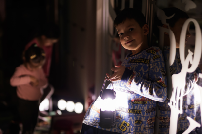 Referencial. Ecuatorianos se han tenido que adaptar a las dificultades que conlleva experimentar apagones diarios.