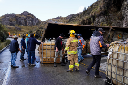 El camión transitaba con 14 canecas de 300 galones de combustible por el Parque Nacional Cajas.