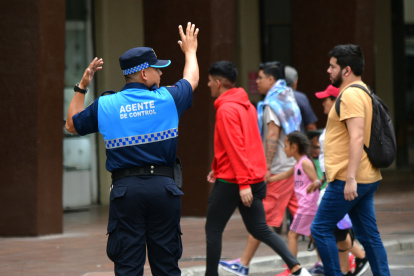 Un agente metropolitano en una calle del centro de Guayaquil.