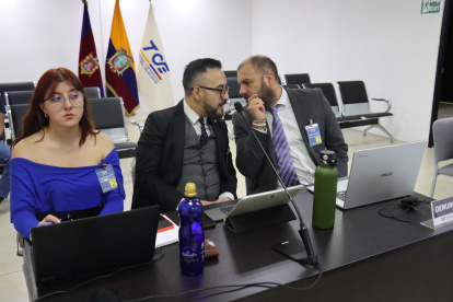 Juan Esteban Guarderas, junto a su abogado, asistieron a la audiencia por la denuncia contra Verónica Abad, por presunta infracción electoral de campaña anticipada.
