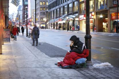 Una mujer aguanta frío en una calle de la ciudad canadiense de Toronto.