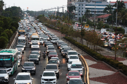 1. Vía principal. La avenida Samborondón se ve constantemente congestionada. Esta es la única vía que conecta a toda La Puntilla.