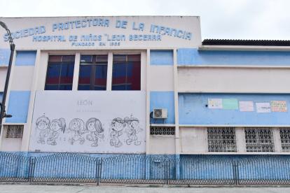 Fachada del hospital León Becerra, situado en el sur de Guayaquil.