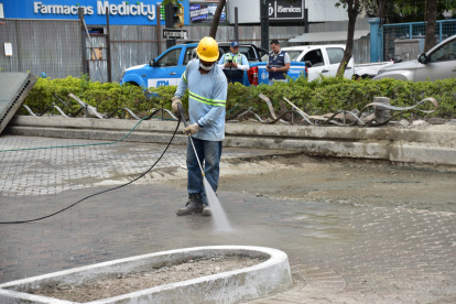 Tareas. Trabajadores todavía ejecutan diferentes labores en el sector.