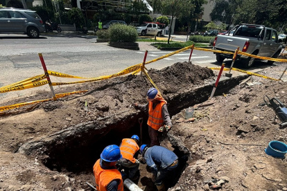 En la la avenida González Suárez se hicieron dos empalmes en la red de distribución.