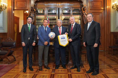 Emilio Azcárraga (segundo de derecha a izquierda), presidente de Grupo Televisa, en compañía de Yon de Luisa (i), presidente de la FMF, Manuel López Obrador, expresidente de México y Gianni Infantino, presidente de la FIFA. Se reunión en 2022 en México