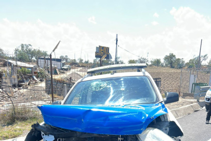 En fotografías se observa los impactos de bala que tiene el patrullero.