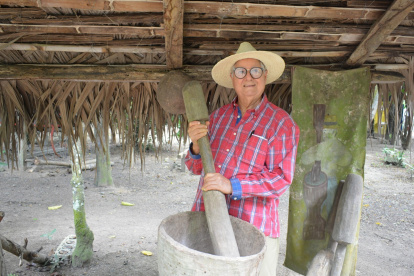 Eumeny Candelario Álava Parraga, de 77 años se inspira en el campo para crear sus sus amorfinos.