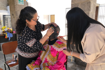En el proceso del maquillaje de la Mama Negra para tomarse la foto oficial.