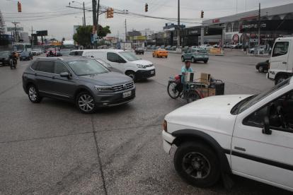 En la av. Juan Tanca Marengo, hasta los triciclos tienen que adaptarse al caos vehicular.