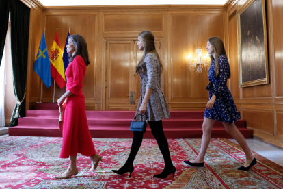 princesa de Asturias, Leonor y la infanta Sofía antes de la audiencia a los galardonados con los “Premios Fin de Grado 2023” de la Universidad de Oviedo durante un acto celebrado este viernes en Oviedo y previo a la entrega de los Premios Princesa de Asturias 2024.