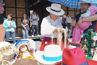 Durante el festival Warmi Rural las mujeres toquilleras exhibirán el tejido del sombrero.