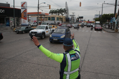 Los vigilantes de ATM se hacen presente, pero su guía no es suficiente, opinan usuarios.