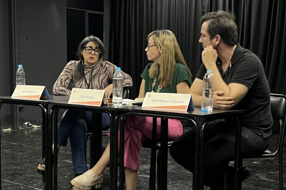 Acto. Escritores y estudiantes hablaron de las obras.
