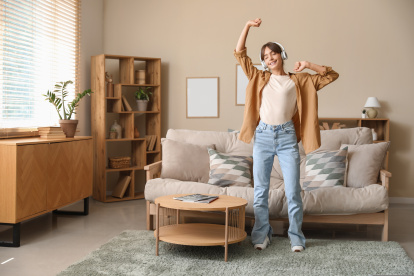 Prueba la meditación, la respiración profunda o el yoga. Estas prácticas pueden ayudarte a calmar la mente y reducir la ansiedad.