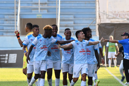 Jugadores de Manta celebraron el ascenso a primera categoría A en la temporada 2024