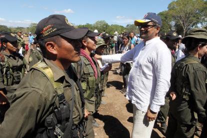 El líder y número dos de las FARC, Luciano Marín Arango, "Iván Márquez" (c), saluda a un grupo de guerrilleros en  1 de febrero de 2017, en La Guajira (Colombia).