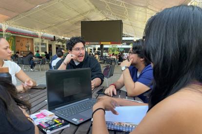 Encuentro. Docentes y estudiantes buscan espacios al aire libre para aprovechar al máximo sus estudios.