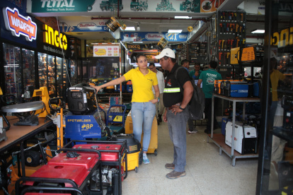 Distribuidoras de Guayaquil reportan que no hay generadores eléctricos disponibles para la venta.