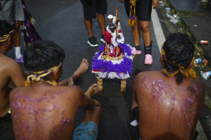 Peregrinos se arrastran como penitencia en su camino a la iglesia de San Felipe para rendir devoción al "Cristo Negro de Portobelo" este 21 de octubre de 2024, en Portobelo (Panamá). EFE/ Bienvenido Velasco