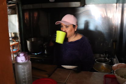 En el norte de Quito, una trabajadora muestra cómo afecta la falta de luz.