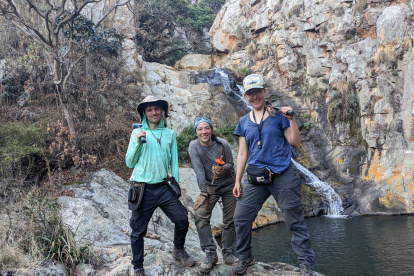 Nadja Drabon, a la derecha, con los estudiantes David Madrigal Trejo y Öykü Mete durante el trabajo de campo en Sudáfrica. Crédito: Cortesía de Nadja Drabon, imagen facilitada por la Universidad de Harvard.