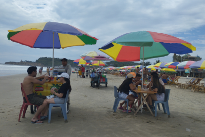 La playa es una opción para disfrutar el feriado durante los apagones.
