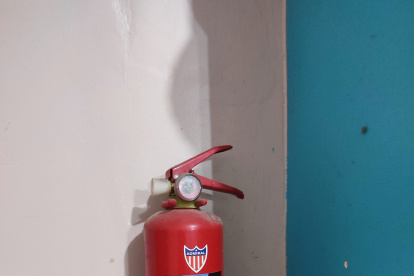 Una foto refrencial de un extintor usado para apagar fuego.