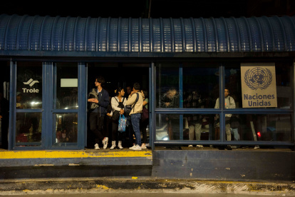 El jueves 24 de octubre, en la parada Naciones Unidas de la Ecovía no había luz. Algunos usuarios encendieron sus celulares para ver.