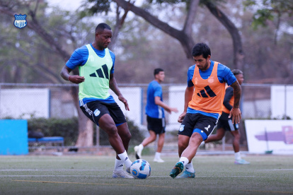 Jaime Ayoví (i) tiene un partido de volver con Emelec tras la lesión, pero no anota