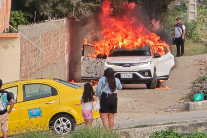 Un vehículo de similares características al usado por los verdugos fue quemado en el barrio La Paz.
