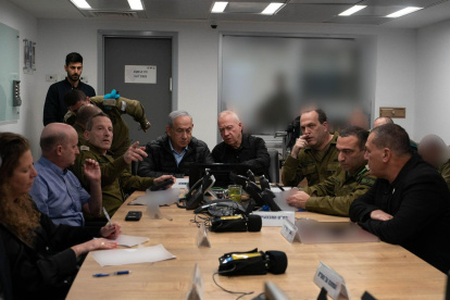 El primer ministro Benjamín Netanyahu (c) siguiendo el ataque a Irán junto al ministro de Defensa, Yoav Gallant, en la base militar de Kyria en Tel Aviv (Israel).
