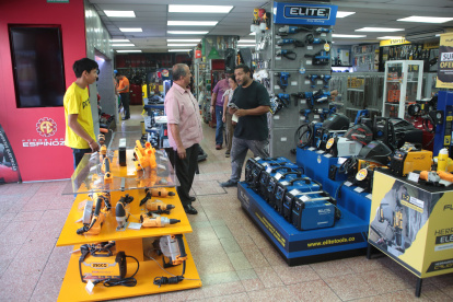 Personas buscaban, el pasado viernes 25 de octubre del 2024, generadores eléctricos en varias ferreterías de Guayaquil.