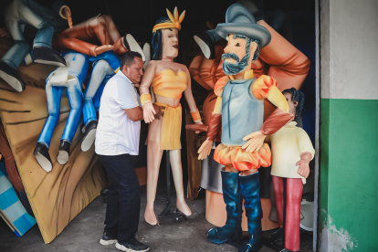 Franklin Agracés, con más de 35 años como artesano, se encargó de los diseños para los carros alegóricos.