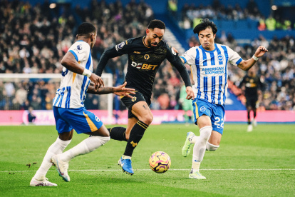 Pervis Estupiñán (i) durante el encuentro que Brighton empató en casa con Wolves.