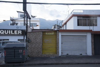 En la av. Amazonas, a la altura del Bicentenario, numerosos locales permanecen vacíos y con letreros de ‘Se alquila’. Propietarios señalan que las trabas son la falta de parqueo y seguridad.