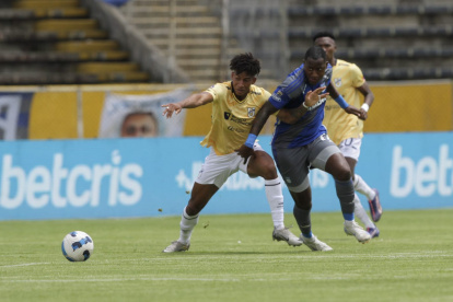 Católica vs Emelec en el estadio Atahualpa. Jaime Ayoví tratando de llevarse el balón.