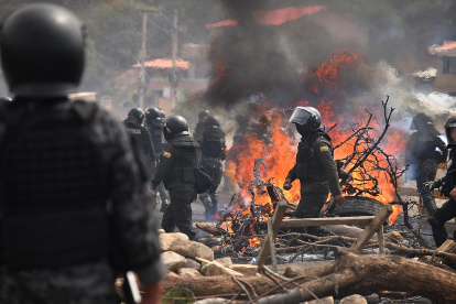 Policías se enfrentan con simpatizantes del expresidente de Bolivia Evo Morales